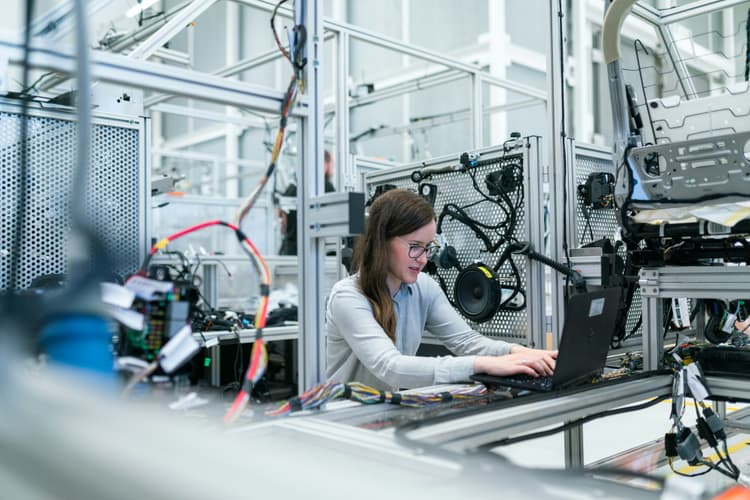 manufacturing-enterprise-leadership-reinvented-with-ai